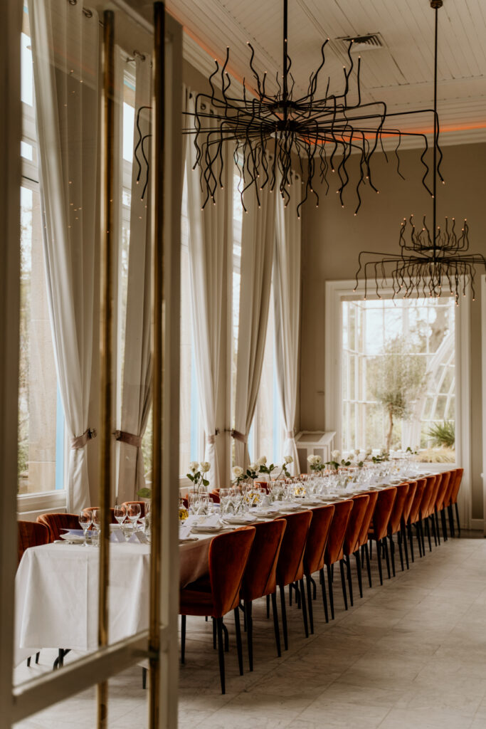 dinerzaal van orangerie elswout tijdens bruiloft
