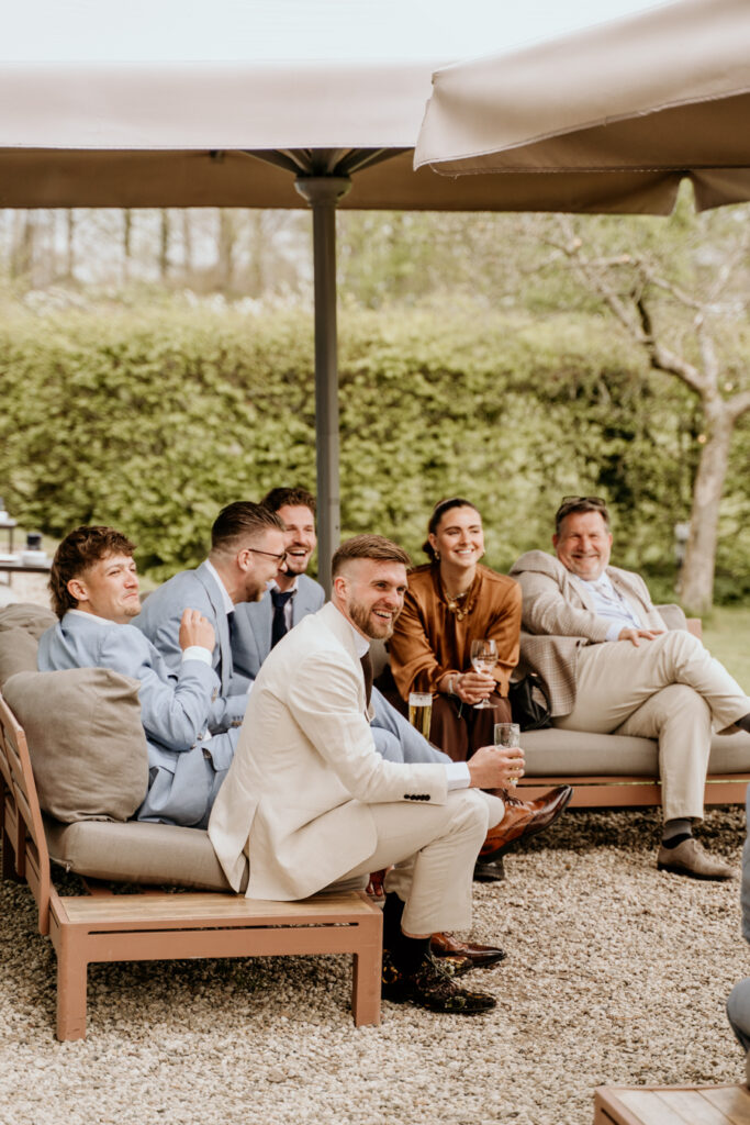 bruidegom lacht met bier in zijn hand
