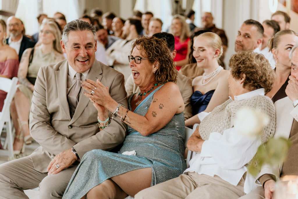 vrolijke gasten tijdens trouwceremonie