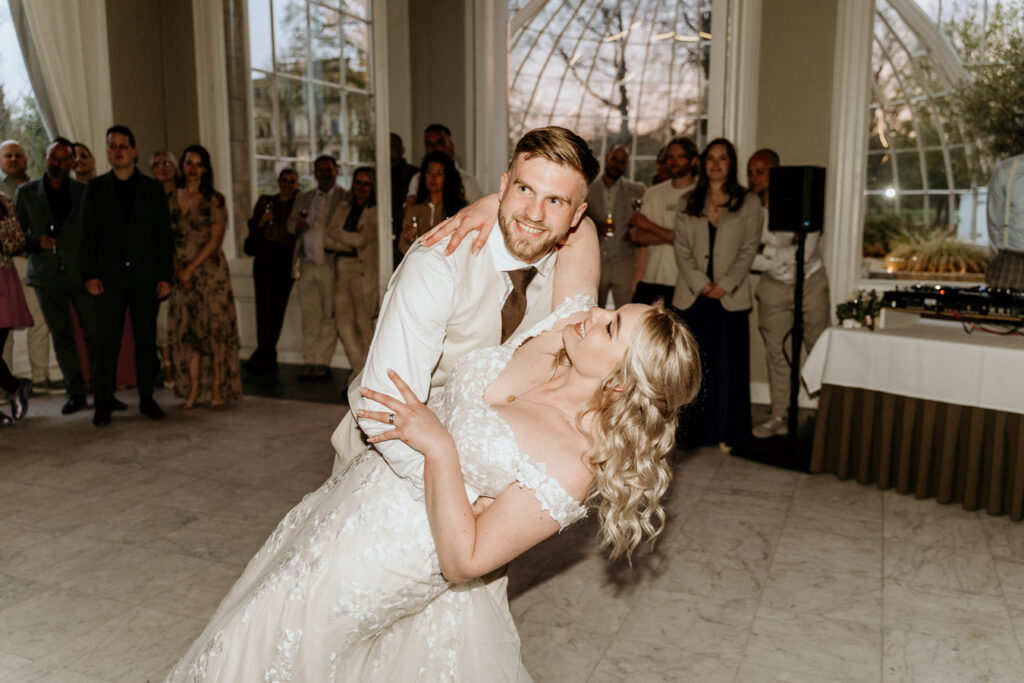 bruidspaar danst de openingsdans